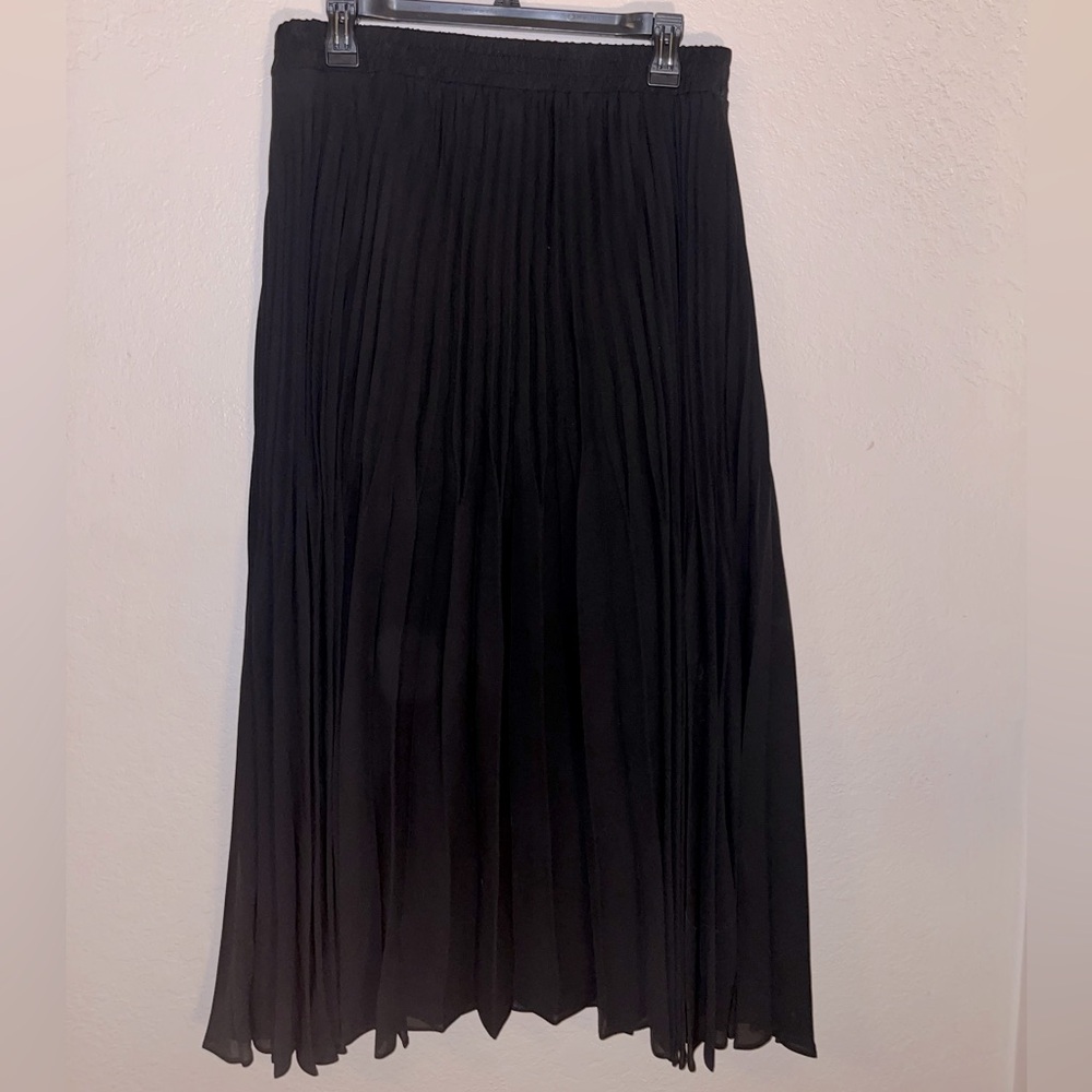 MAX STUDIO black pleated skirt